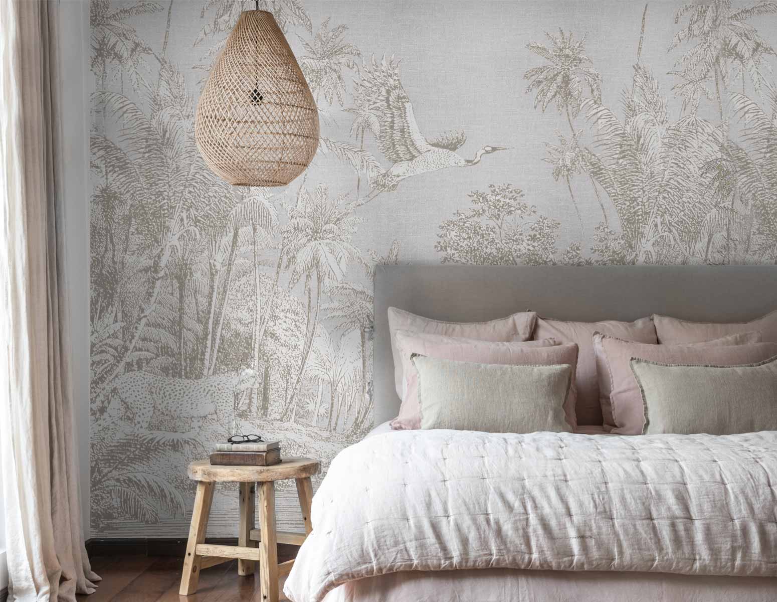 Detalle de habitación con papel mural Paz Beige con motivos selváticos y fauna, que aporta un toque de paz y es fácil de mantener.