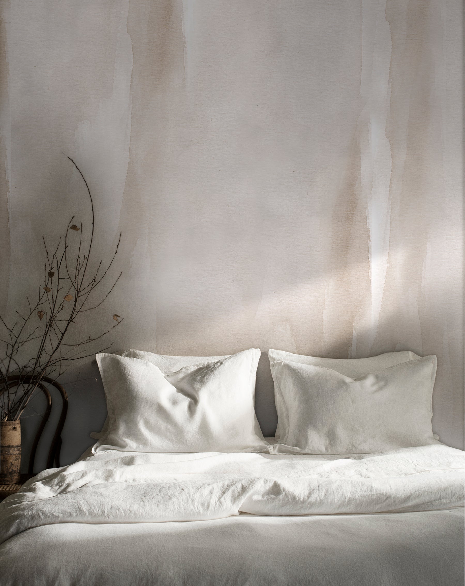 Con 'Brisa Beige', disfruta de la delicadeza de un papel mural con la textura del agua, ideal para crear un retiro tranquilo y de fácil cuidado.