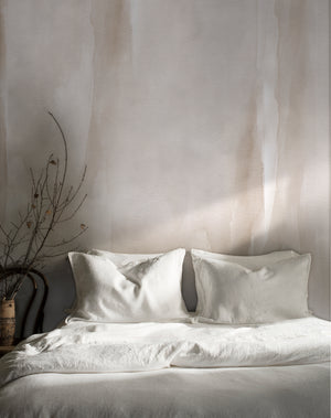 Con 'Brisa Beige', disfruta de la delicadeza de un papel mural con la textura del agua, ideal para crear un retiro tranquilo y de fácil cuidado.